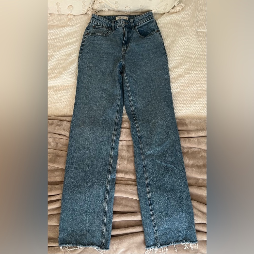 Women’s Abercrombie High Rise 90s Relaxed Jeans
Curve Love 
Size 24 Long Length